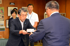 写真：デジタルカメラを篠原市長に手渡す石崎会長