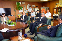写真：歓談する篠原市長と石崎会長ら