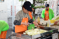 写真：バザーの焼きそばを作るシルバー会員