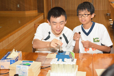 写真1：新宮小中学生が愛媛大学紙産業インベーションセンターで課外授業を受ける様子