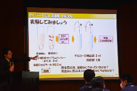 写真2：新宮小中学生が愛媛大学紙産業インベーションセンターで課外授業を受ける様子