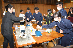 写真3：新宮小中学生が愛媛大学紙産業インベーションセンターで課外授業を受ける様子