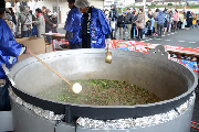 写真：四国最大級の大鍋で調理されたいもたきが販売されました