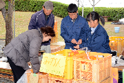 写真：みかんなどを販売する土居高校の生徒