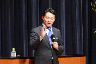 写真：ユーモアを交えながら講演する杉村太蔵さん