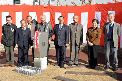 写真：防災井戸を囲む篠原市長と旧三島町財産管理委員会委員のみなさん