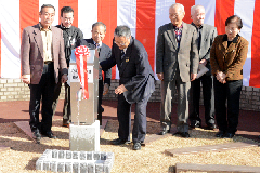 写真：手押しポンプを押して井戸から水を出す篠原市長と新谷会長