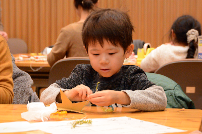 写真：水引でクリスマス飾りを作る子ども