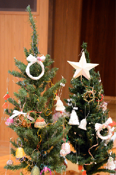写真：会場に飾られたクリスマスツリーの見本