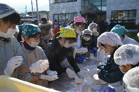 写真2：みしま児童センターもちつき大会の様子