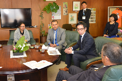 写真：篠原市長と歓談する日本ユネスコ協会連盟とネパール寺子屋の関係者の方々
