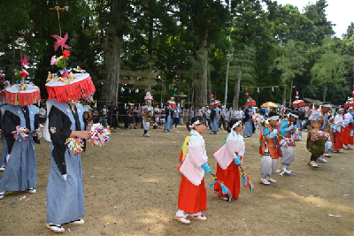 写真：鐘や太鼓の音に合わせて踊る踊り子たち