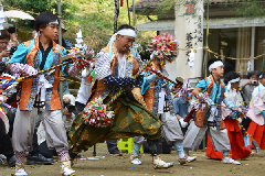 写真：迫力ある棒振りの踊りとハツリの子どもたち