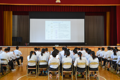 講演を熱心に聴く生徒たち