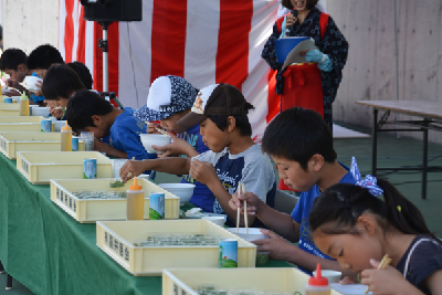 茶そばわんこ大会に挑戦する子どもたち