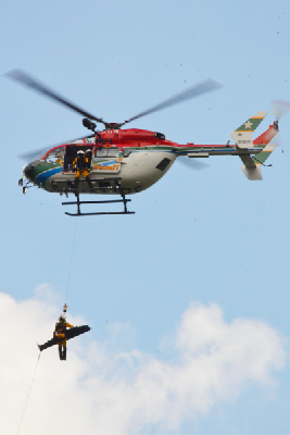 写真：要救助者をヘリコプター機内に収容する愛媛県航空隊
