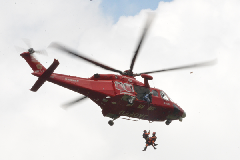写真：救助のためにヘリコプターから降りていく航空隊
