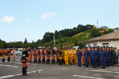写真：訓練に参加した航空隊及び消防職員の整列