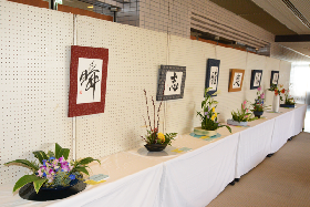 写真：会場に展示された華道部の生花の数々