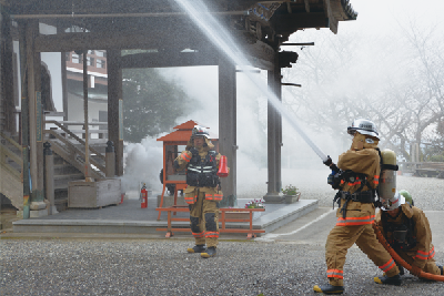 写真：境内で放水する消防隊員