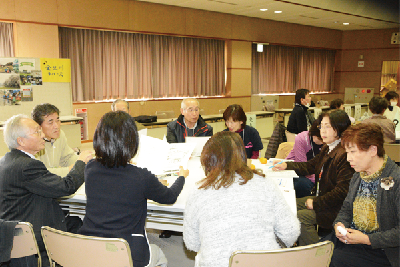 写真：各テーブルで交流を深める参加者たち