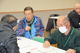 写真：話し合った意見を発表する参加者