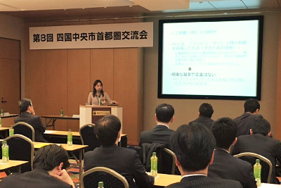 写真：参加者を前に講演する講師の大西可奈子さん