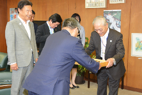写真：市長から表彰状を受け取る一柳氏