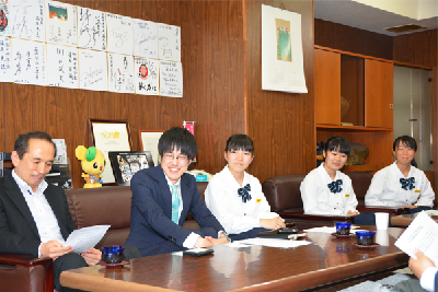 写真：市長にこれまでの報告をする顧問の岡崎先生と代表部員