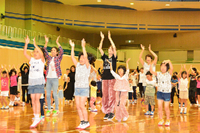 写真：エビカニクスを踊る参加者たち