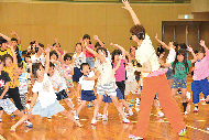 写真：エビカニクスのダンスを講師から習う子どもたち
