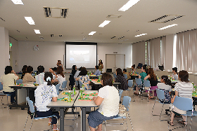 写真：講師2人からハワイについて学ぶ参加者たち