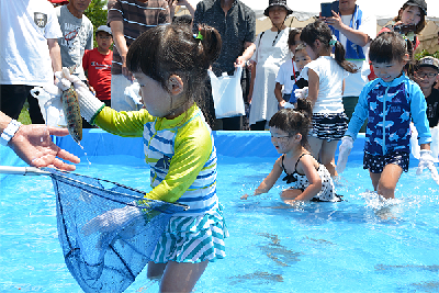 写真：アメゴをつかむ女の子