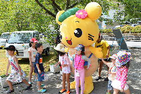 写真：しこちゅ～と遊ぶ子どもたち