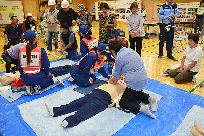 写真：心肺蘇生訓練に参加する避難者