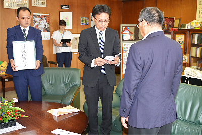 写真：義援金の目録を読み上げる石川正人組合長