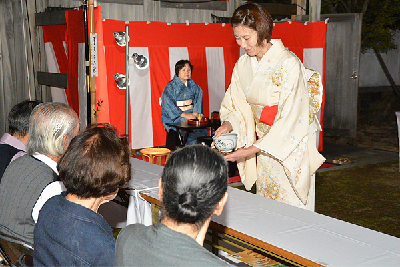写真：参加したひと達にお茶を振る舞う石川社中の方々