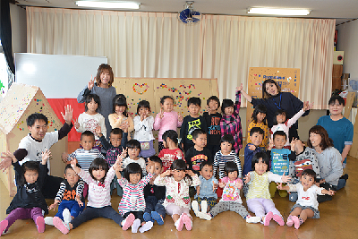 写真：芸術士の長谷川さんと記念撮影する園児たち