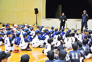 写真：トークショーで子どもたちからの質問に答える岩村さんと鎌倉さん