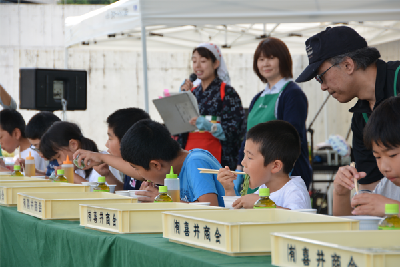 茶そばわんこ大会の様子