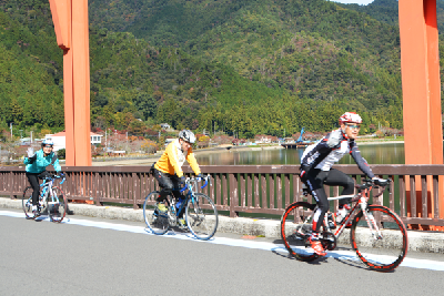 写真：手を振るサイクリング参加者