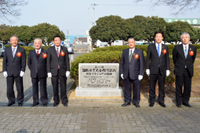 写真：記念碑完成記念式典での記念写真