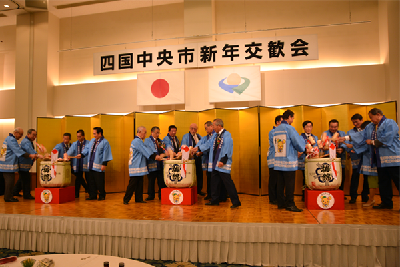 写真：鏡開きの様子