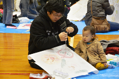 写真1：親子ふれあい凧あげ大会の様子