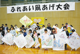 写真3：親子ふれあい凧あげ大会の様子