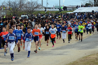 写真：元気よく走る小学生たち