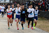 写真：一般5キロの部の中学生らの先頭集団