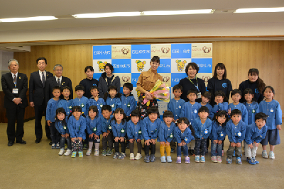 写真：帆風成海さんと松柏保育園児の記念写真