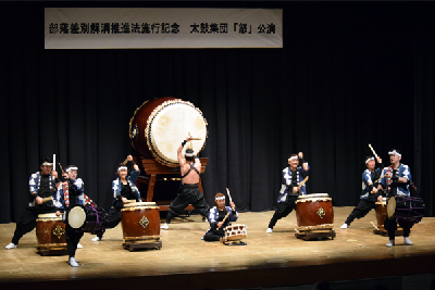 写真：ステージ上で勇壮な太鼓演奏を披露する「怒」のメンバー