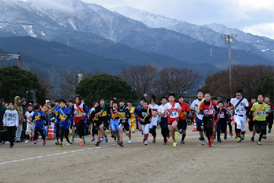 写真：駅伝5･6年生の部のスタートの様子